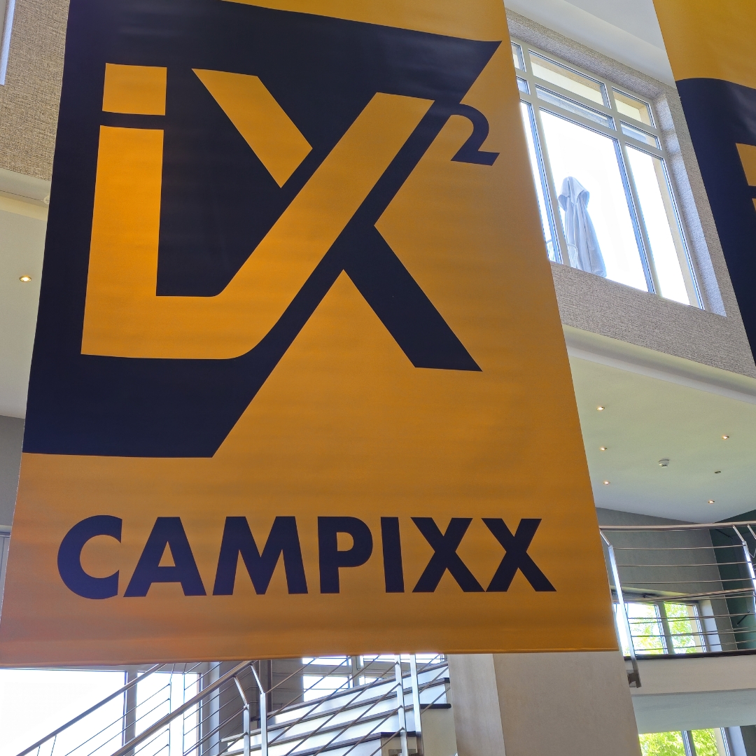 Zu sehen ist eine hängende Werbung mit CAMPIXX Logo und Aufschrift.