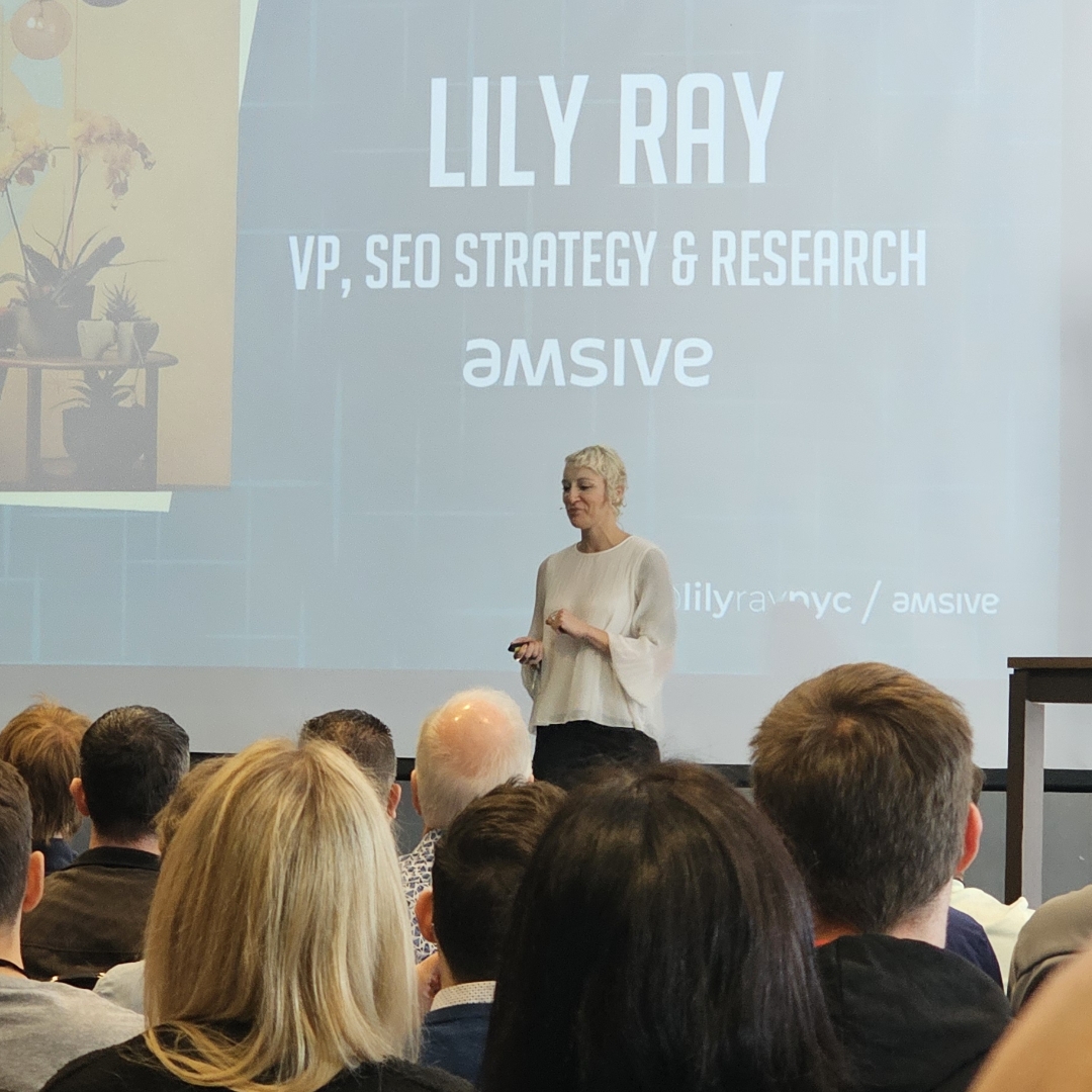 Zu sehen ist Lily Ray auf der Bühne der CAMPIXX 2024.