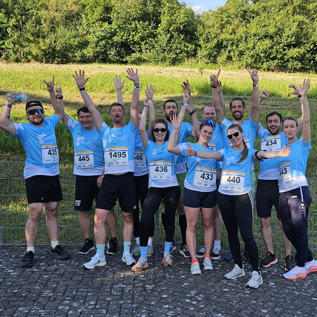 Das Laufteam von eology jubelnd beim WUE2Run in Würzburg.