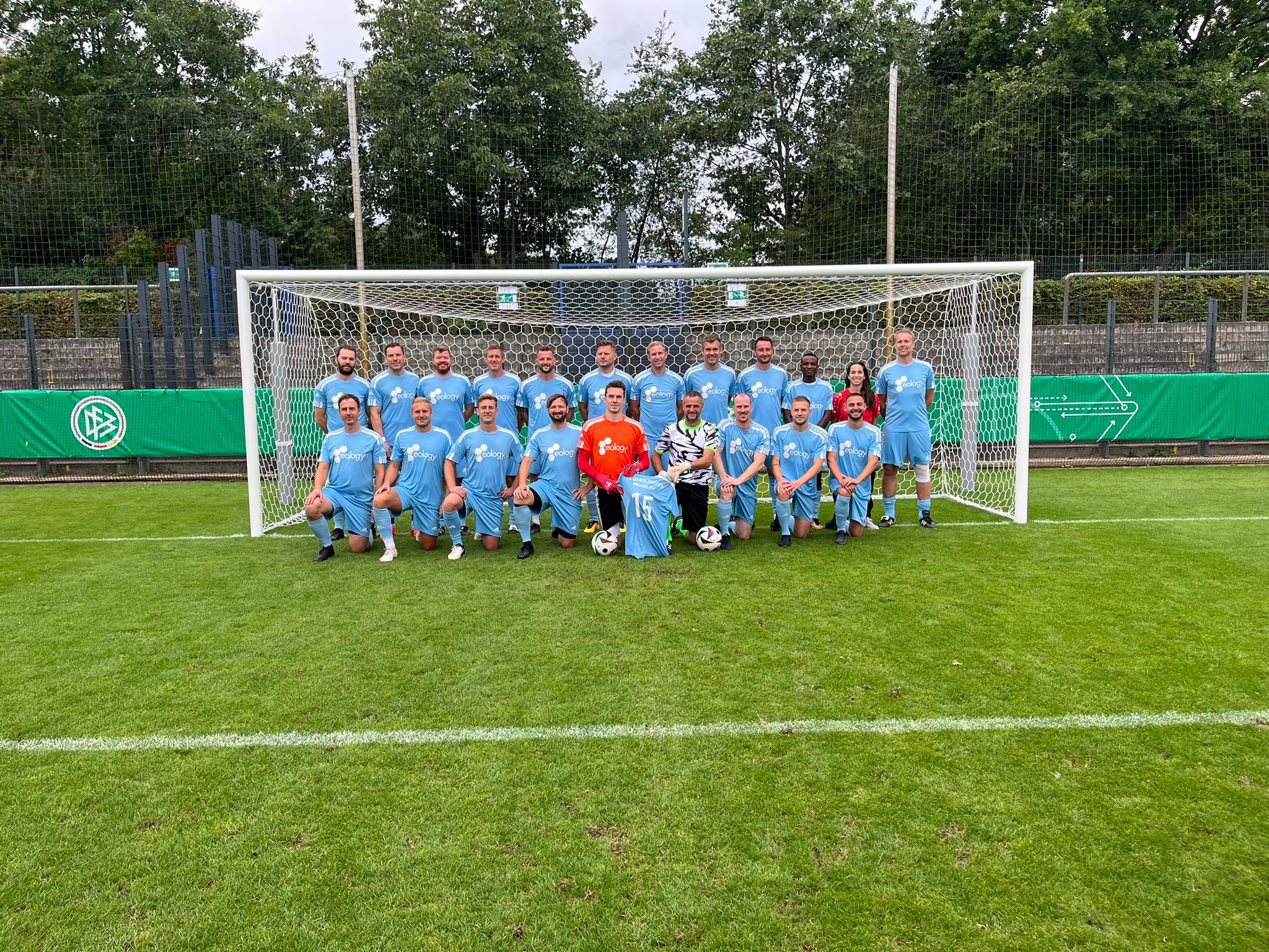 eology Fußballteam bei der Deutschen Meisterschaft vor dem Tor.