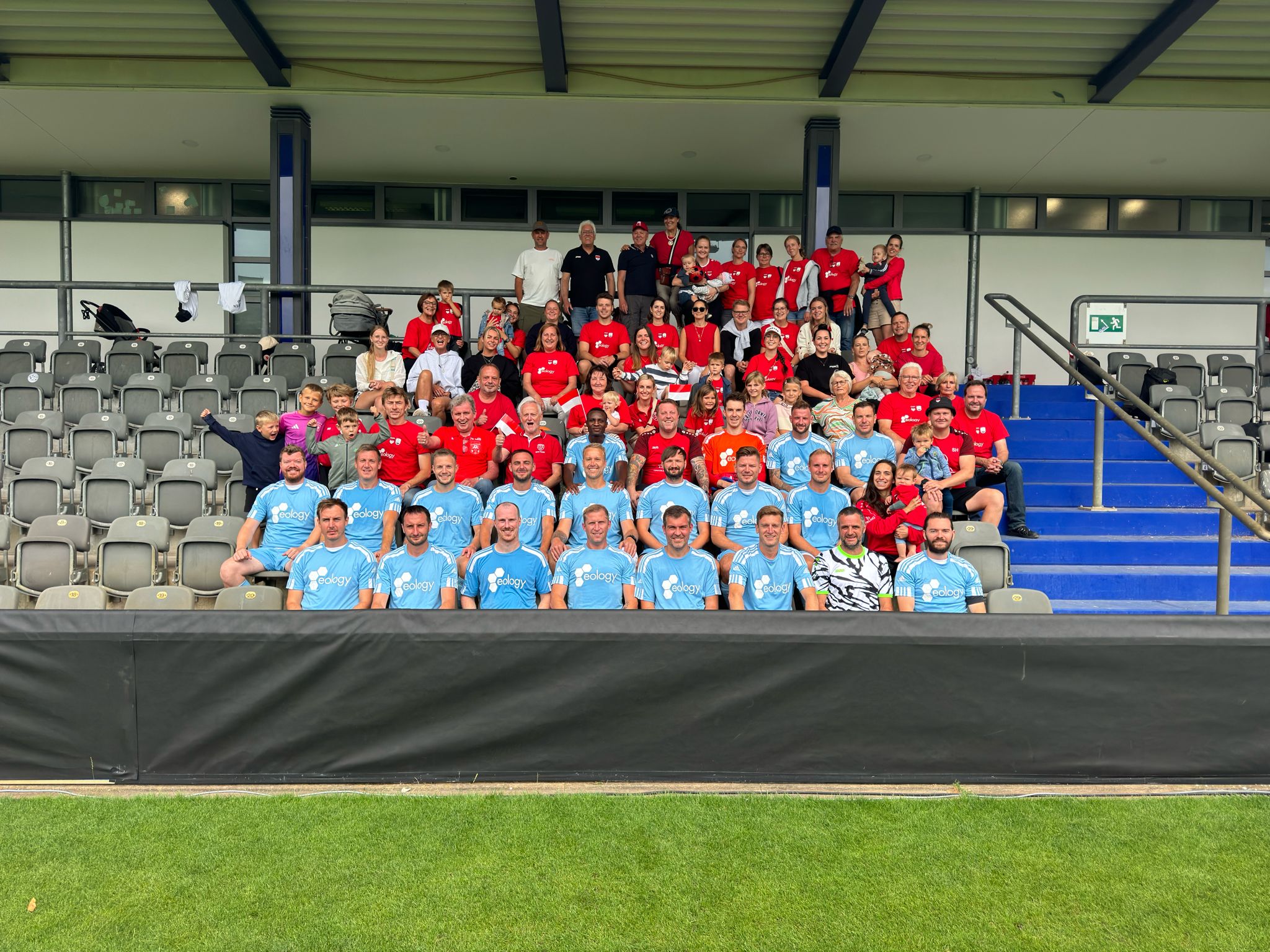 eology Fußballteam bei der Deutschen Meisterschaft auf der Tribüne.