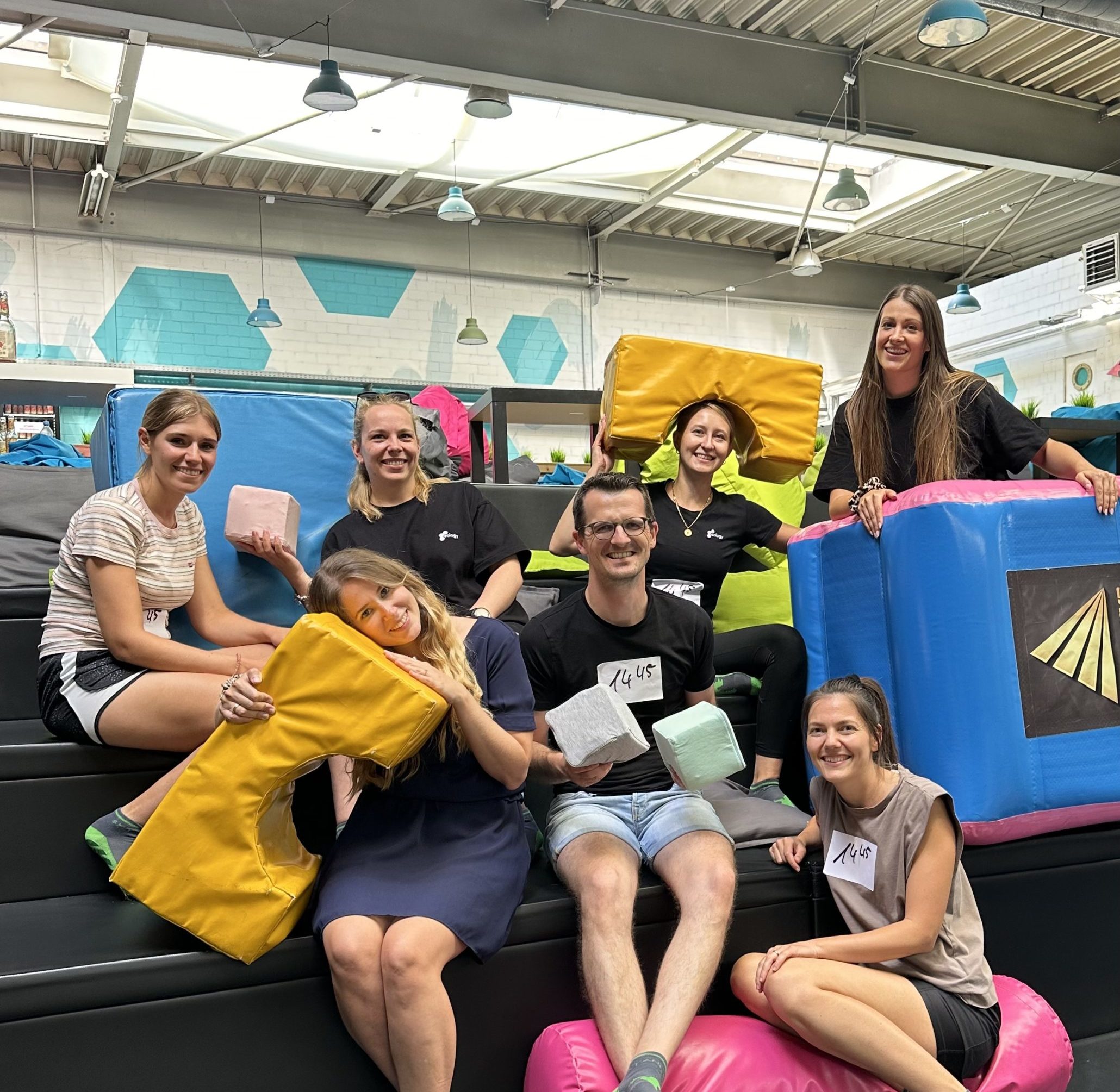 Gruppenbild des eology Teams in der Trampolonhalle