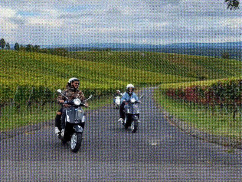 Teamspirit auf zwei Rädern: Vespa-Tour durch die Weinberge