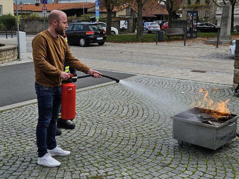 Ein Mitarbeiter von eology löscht eine Gasflamme